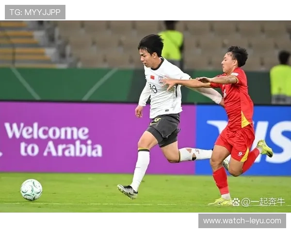 中国足球队迎战日本队，备战亚洲杯决赛，球迷期待精彩对决