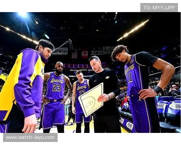 NBA季后赛精彩对决回顾 勇士全力冲击冠军 湖人年轻球员表现亮眼