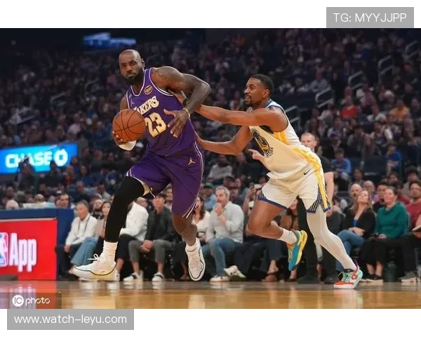 湖人逆转勇士夺胜利詹姆斯三分关键引发全场热议